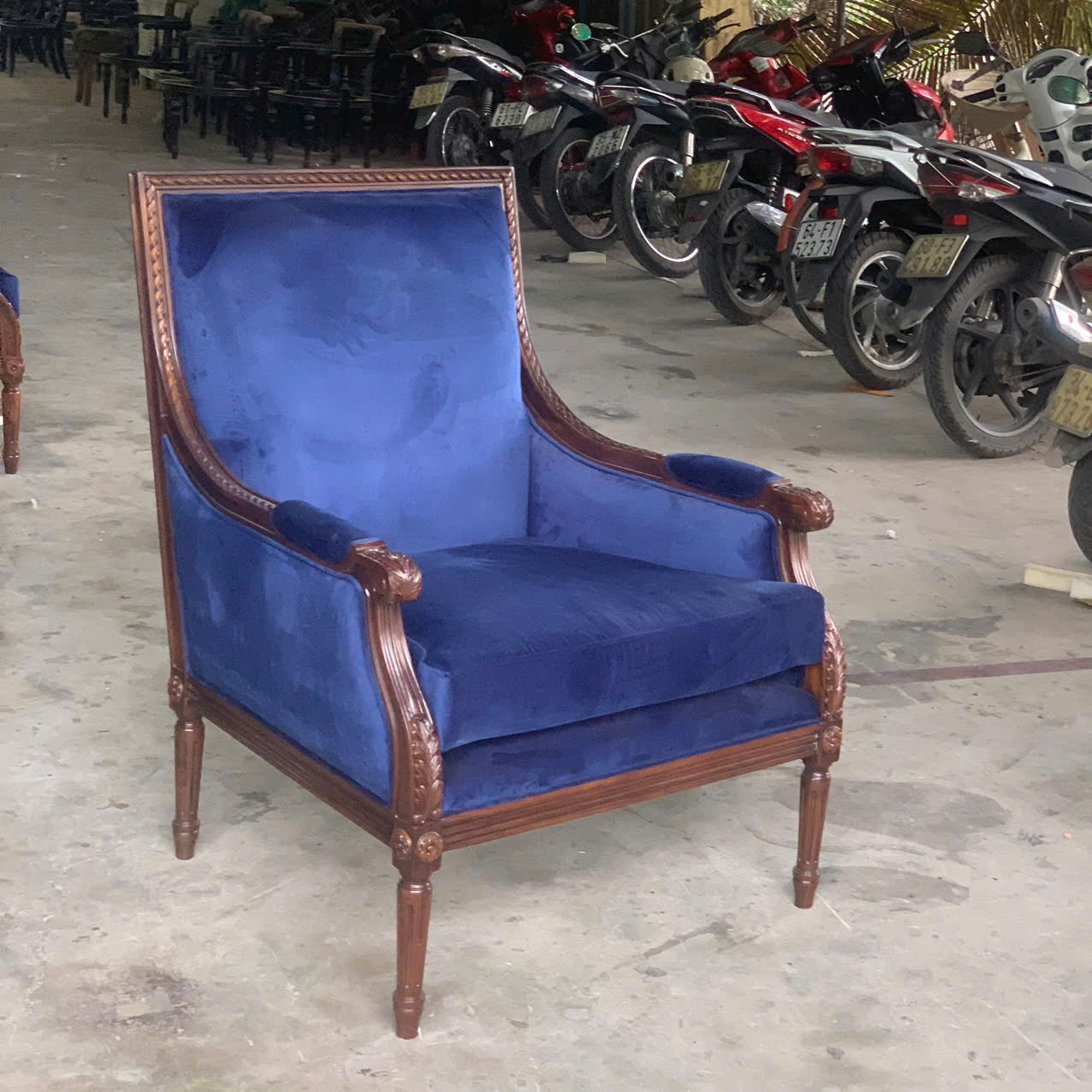 sofa-don-co-dien-louis-xvi-boc-vai